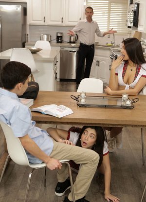 Они встречаются чтобы учиться и в итоге трахаются в школе втроем фото 4