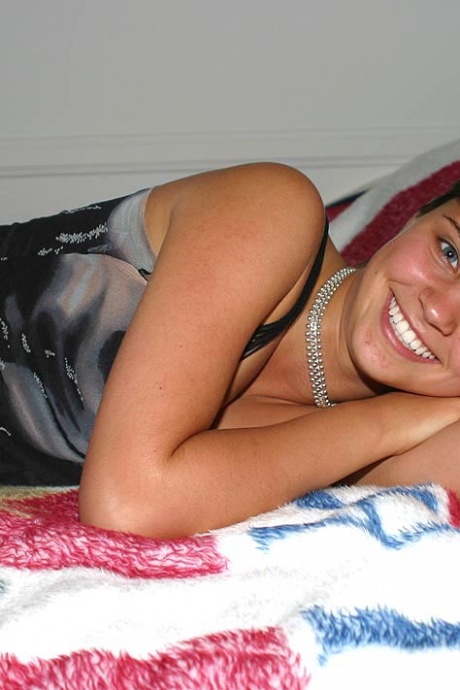 Молоденькая первокурсница сосет свой большой палец, прежде чем показать свой подстриженный кустик в обнаженном виде 3