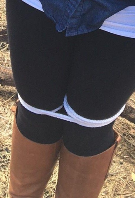 Полностью одетый толстяк расколот, с кляпом во рту и связанный веревкой в заросшем кустарником лесу 14