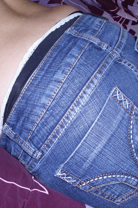 Грудастая любительница Лиззи делает селфи своих сисек и попки в зеркале 5