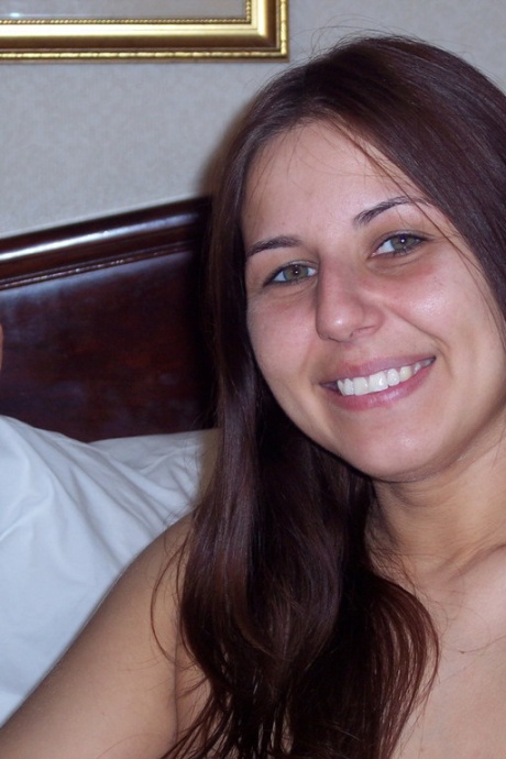 Полностью обнаженная девушка Лексси сидит на своей кровати и курит сигарету 17