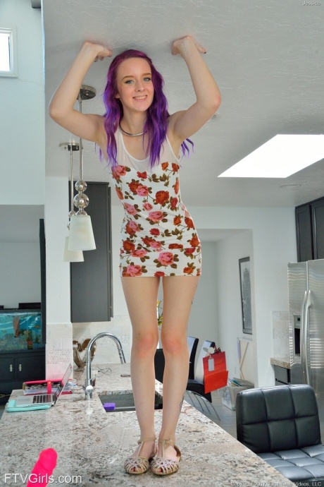 Непредубежденные девочки-подростки однажды днем пробуют фистинговать киски друг друга 7