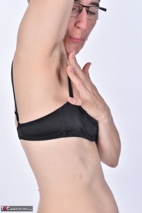 Любительская модель Горячая мамаша щиплет себя за соски после того, как потеряла свои отвисшие сиськи 13