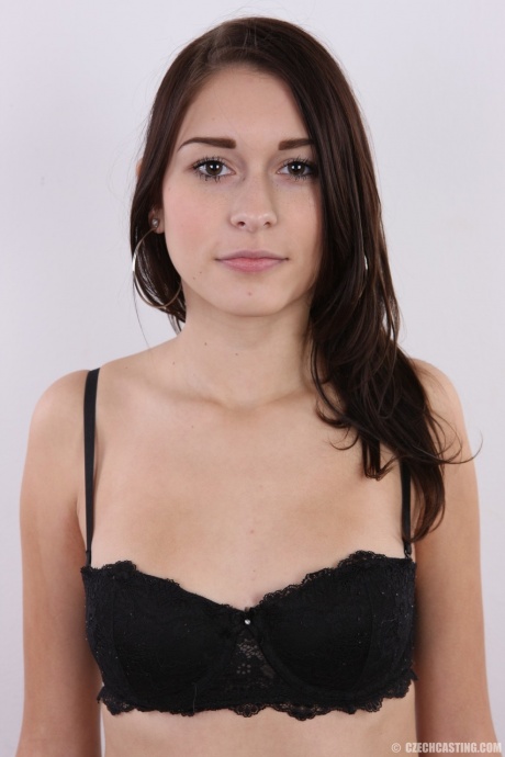 Молодая любительница Зузана снимает джинсы и трусики, чтобы предстать обнаженной перед камерой 6