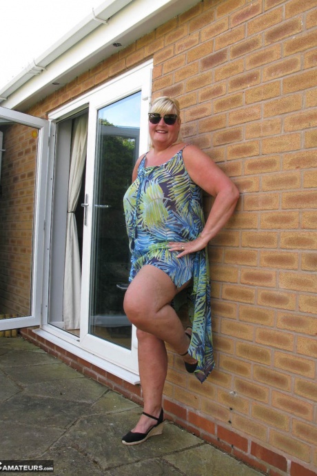 Толстая зрелая женщина Крисси Ук сосет член после своего дебюта обнаженной во дворе 2