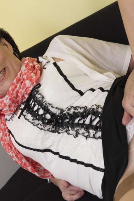 Коротко стриженная зрелая домохозяйка раздевается до коричневых колготок перед мастурбацией 4