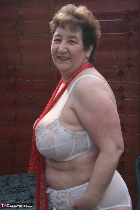 Зрелая жирная кудрявая Кэрол раздевается до нижнего белья и сексуальных нейлоновых чулок во дворе 14