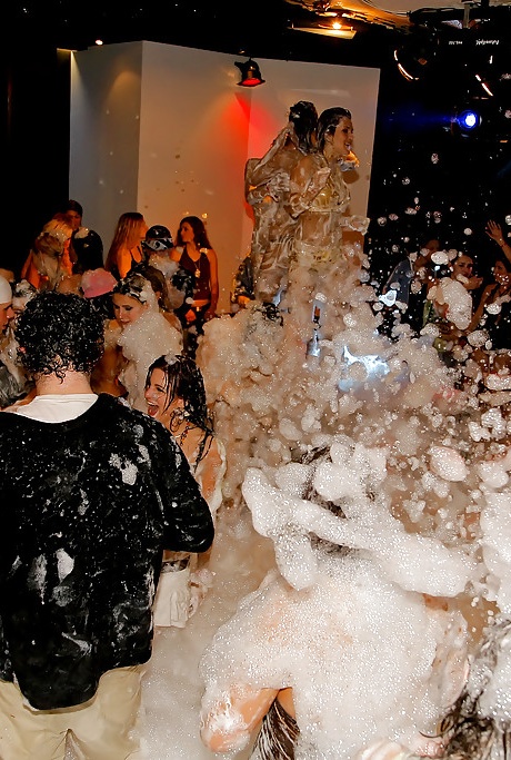 Изголодавшиеся по члену европейские красотки делают минет на дикой секс-вечеринке 6