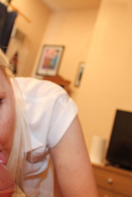 Пожилая британская блондинка Трейси Лейн выплескивает сперму изо рта после анального секса 7