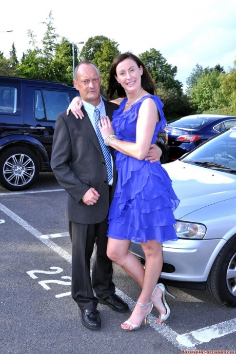 Высокая леди переодевается в нейлоновые чулки и туфли на каблуках перед сексом с джентльменом 1