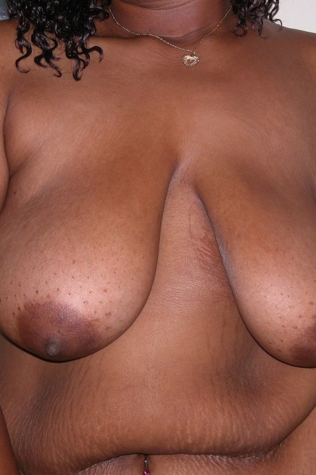 Большая Черная Толстушки Позирует обнаженной и Раздвигает Толстую задницу 10