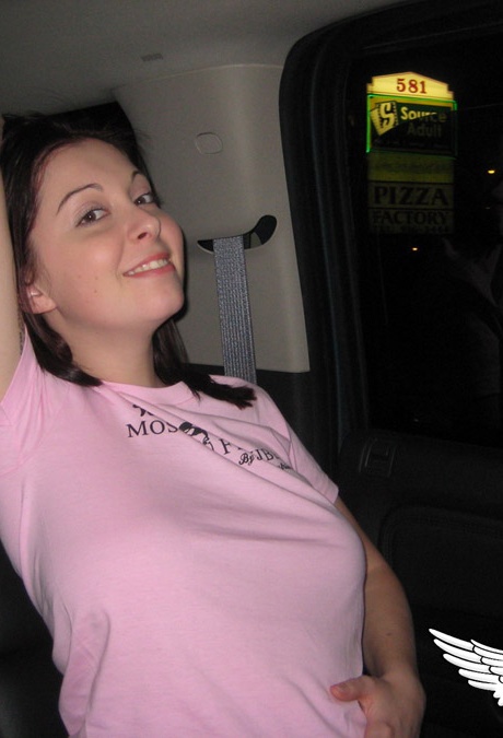 Симпатичная молоденькая Кэсси Линн обнажает большие сиськи, а затем свою большую задницу и лысую пизду 4