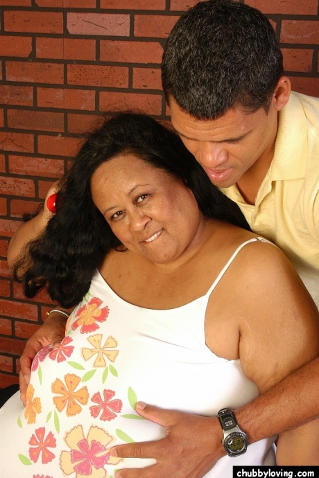 Тучная филиппинская леди Дебрина отсасывает член после того, как обнажила массивные попки 2