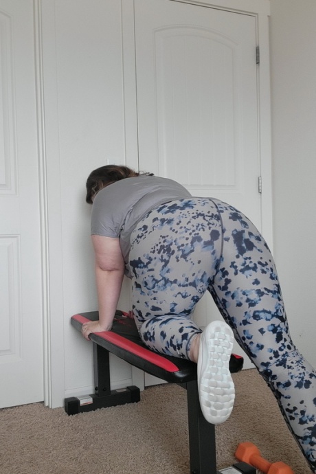 Тучная любительская грудастая Крис Энн раздевается догола во время тренировки дома 16