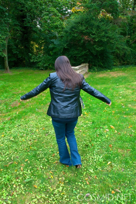 Любительская красотка Кристин раздевается на заднем сиденье своей машины, чтобы показать сиськи 1