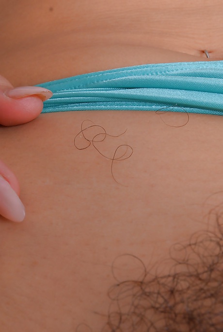 Горячая азиатка Вики Чейз снимает каблуки с сексуальных ножек, прежде чем проветрить буш 3