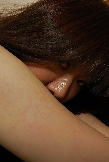 Пухленькая азиатка Дзюнко Такеяма позирует обнаженной и раздвигает свои нижние губки 13