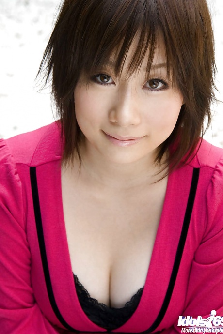 Студентка-азиатка Ханано Ноно медленно обнажает свои потрясающие большие груди 2