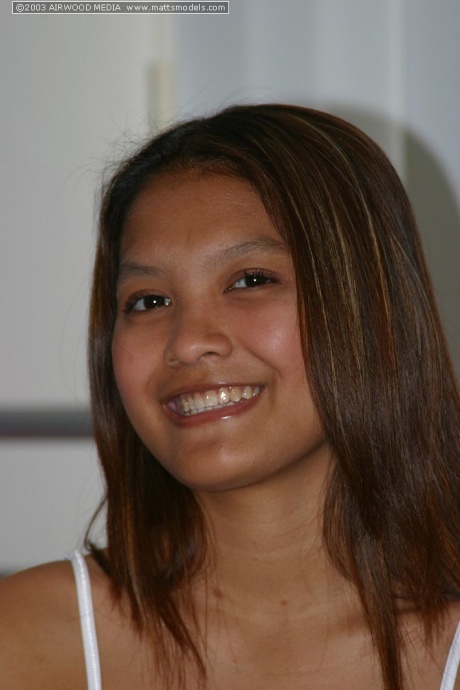 Азиатка Тай Энджел обнажает свои упругие сиськи, прежде чем раздвинуть свою узкую щелочку 1