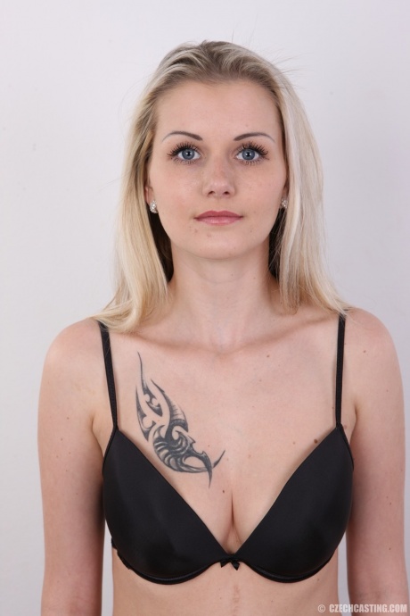 Голубоглазая блондинка-любительница раздевается догола для съемок порно-интервью с кулаком 5