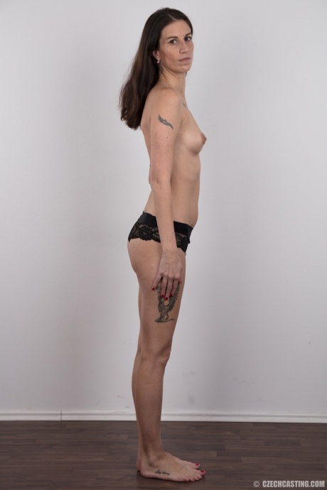 Татуированная женщина Альжбета впервые выставляет на всеобщее обозрение свое стройное тело 9