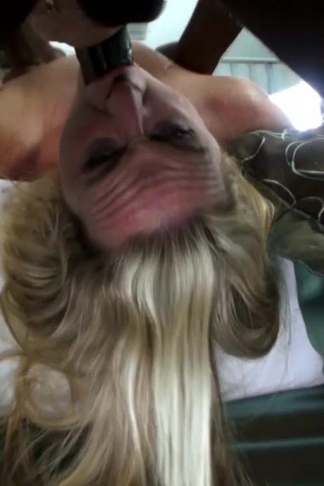 Толстая блондинка Ди Сирен сосет и трахается сразу с парой черных членов 12