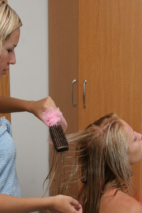 Молодо выглядящие девушки снимают банные полотенца, чтобы раздеться перед зеркалом 5