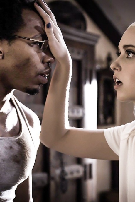 Молоденькая платиновая блондинка Хлоя Черри трахается со своим черным отчимом 4