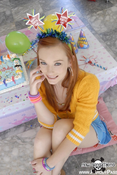 Рыжеволосая цыпочка Дэни Дженсен слизывает сперму с пальцев после секса на свой день рождения 1