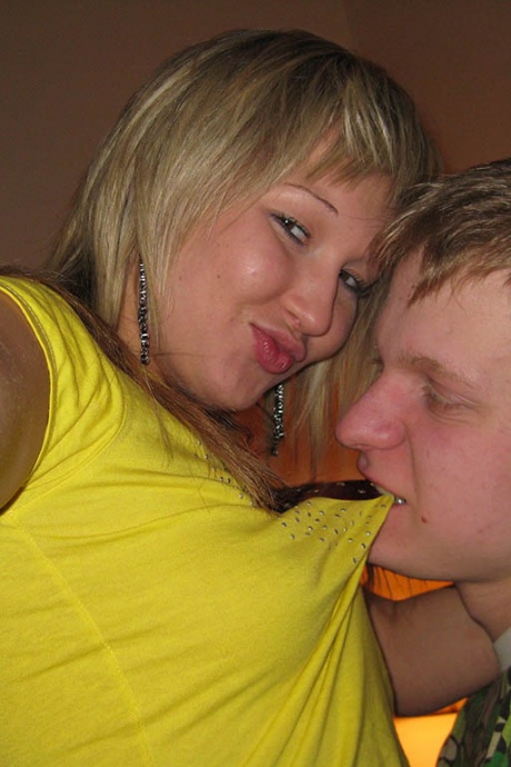 Симпатичная блондинка и ее парень делают селфи, трахаясь на кровати 6