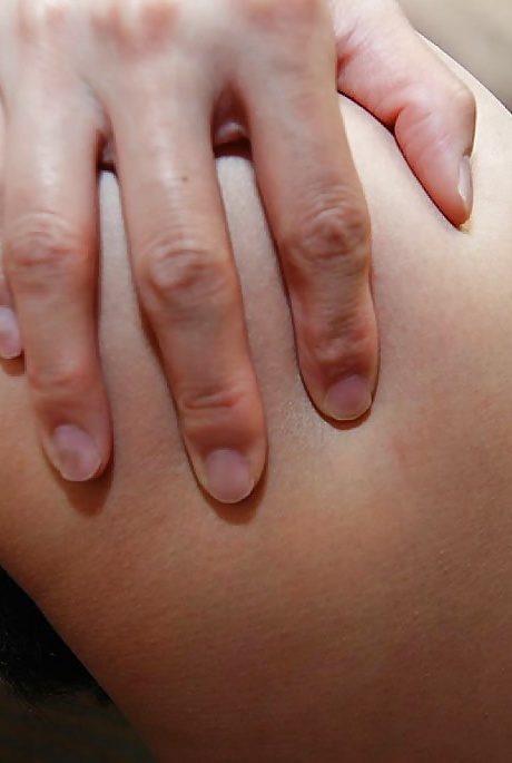 Азиатка раздевается и показывает свою сочную волосатую пизду крупным планом 13