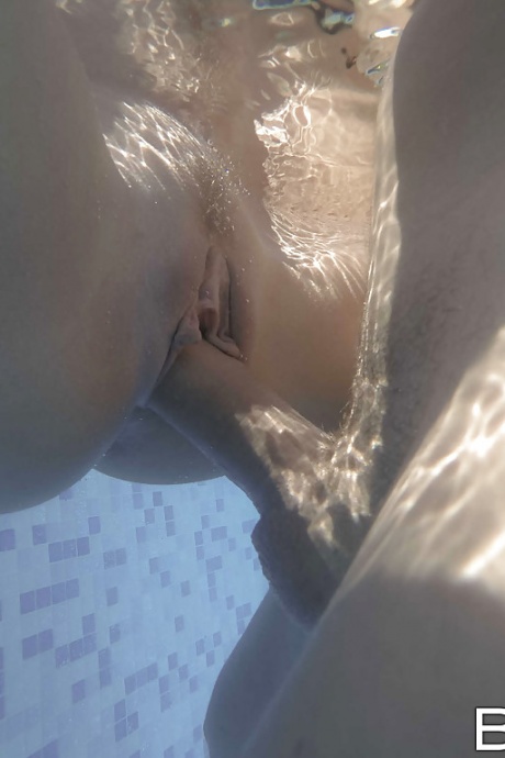 Горячая блондинка Хлоя Лакорт занимается жестким подводным трахом на открытом воздухе в бассейне 4