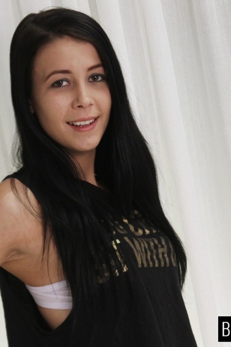 Темноволосую молоденькую Алэйну Кристар обманом вовлекают в секс на диване для кастинга 4