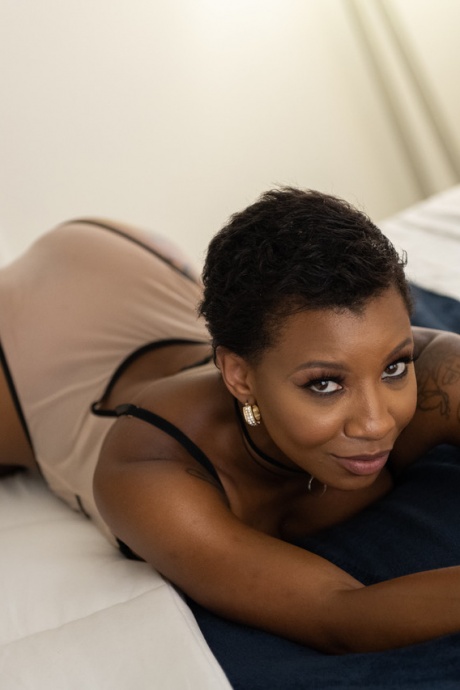 Негритянка милфа September Reign щеголяет короткой стрижкой во время секса от первого лица с большим членом 3