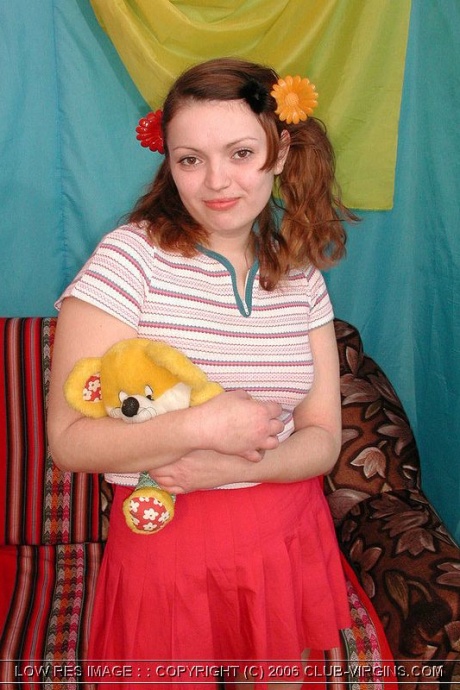 Молодо выглядящая рыжеволосая девушка держит плюшевого мишку перед сексом со своим парнем 1