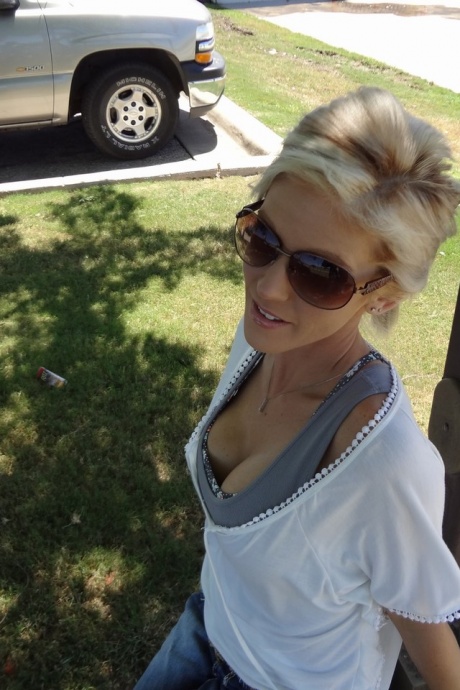 Горячую блондинку-любительницу застукали за этим занятием на различных откровенных снимках 2