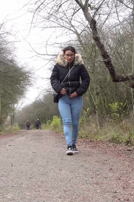 Девушка-одиночка Наташа Инк садится на корточки, чтобы пописать, на проселочной дороге, одетая в парку 1