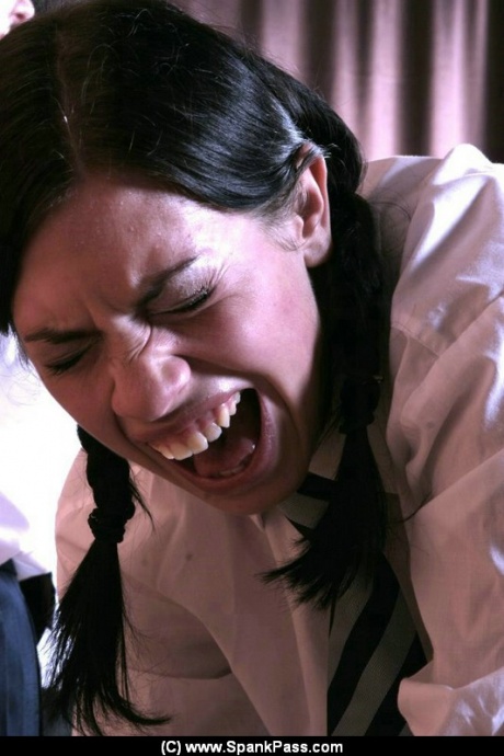 Директор школы покрасил голые задницы школьниц в красный цвет 2