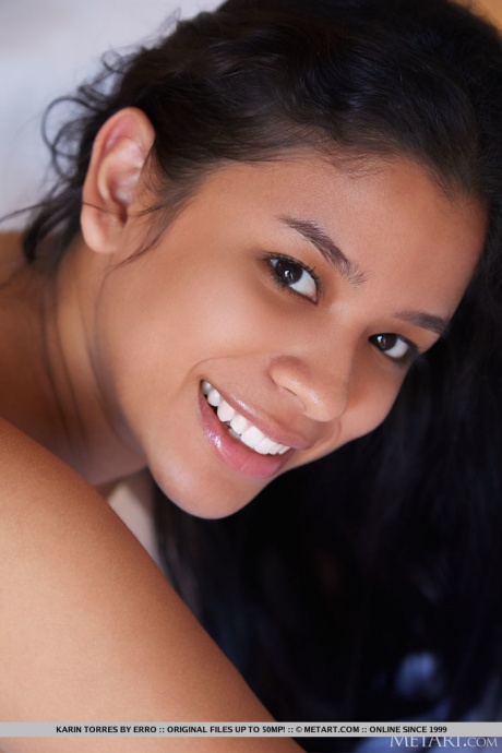 Молоденькая латиноамериканка Карин Торрес показывает свою красивую пизду после того, как разделась догола на кровати 18