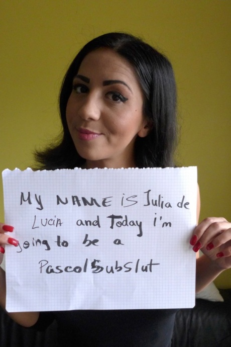 Любительница Джулия Делусия в очках растягивает обнаженную киску и показывает упругие сиськи 10