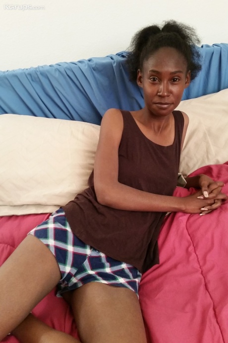 Худенькая чернокожая цыпочка Чийоки ласкает свой кустик во время премьеры обнаженной модели 1