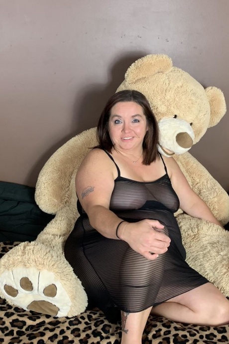 Сексуальная толстушки постарше Nebbw капает спермой со своего подбородка во время действия от первого лица 1