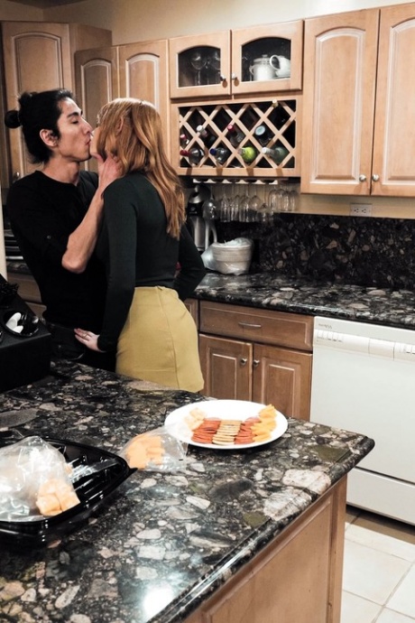 Рыжеволосая женщина Лейси Леннон щеголяет спермой после секса со своим пасынком Кремовый пирог 3