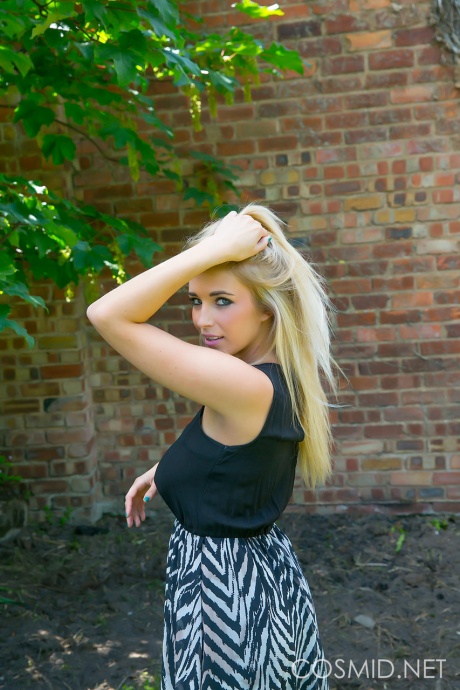 Грудастая блондинка Джоди снимает свою одежду на открытом воздухе, чтобы позагорать на своих отвисших сиськах 2