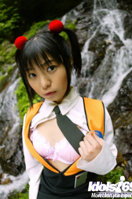 Улыбчивая студентка-азиатка показывает свои крошечные сиськи и пушистую пизду на открытом воздухе 10