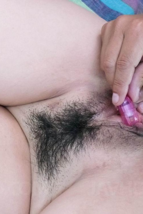 Японская девушка Мэй Хитоми мастурбирует свою подстриженную киску перед трахом 6