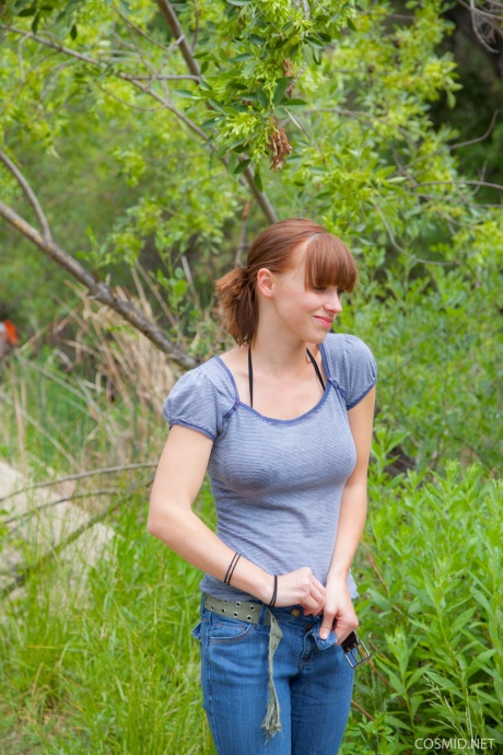 Горячая рыжеволосая любительница раздевается на озере, чтобы искупаться нагишом и позагорать обнаженной 3