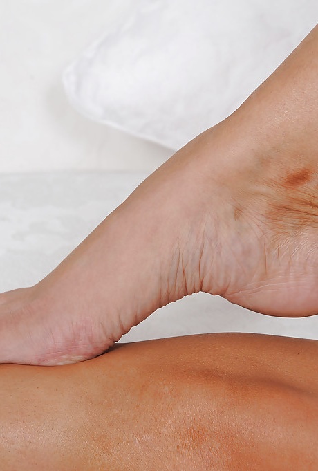 Пышнотелая мамаша с красивой попкой Ли Дарби смазывает киску маслом 8