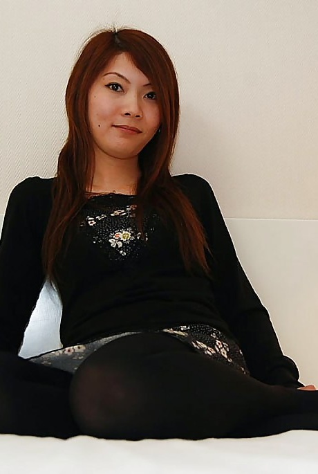 Азиатка раздевается и показывает свою сочную волосатую пизду крупным планом 2