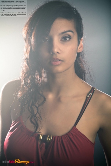 Красивая женщина Дези снимает свое платье, чтобы обнажить свои большие натуральные сиськи 10